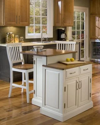 Woodbridge Two Tier Kitchen Island with Two Bar Stools in White / Oak – Home Styles – 5010-948